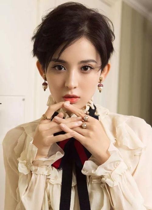 娱乐吃瓜姐娜扎英语,娱乐界的瓜田女王，英语风采独领风骚